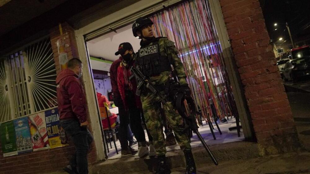 Cierran 4 establecimientos de rumba en Ciudad Bolívar La unidad especial de la policía, Comando Nocturno, llegó hasta la localidad de Ciudad Bolívar, con el objetivo de desarrollar un operativo de verificación en los establecimientos comerciales que hacen parte de la zona de rumba.