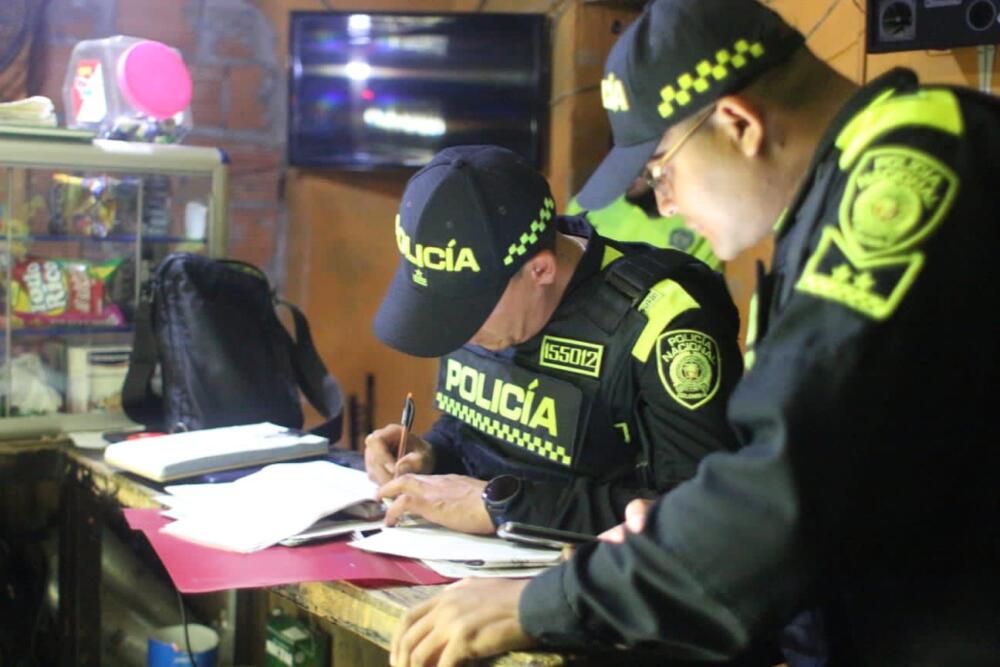 Rescatan a menores que estaban en casa de prostitución 1 Rescatan a menores que estaban en casa de prostitución Una vez más, el Comando Nocturno en Bogotá, se tomó la localidad de Ciudad Bolívar con el fin de mejorar la seguridad de la comunidad y proteger los derechos de los niños, niñas y adolescentes.