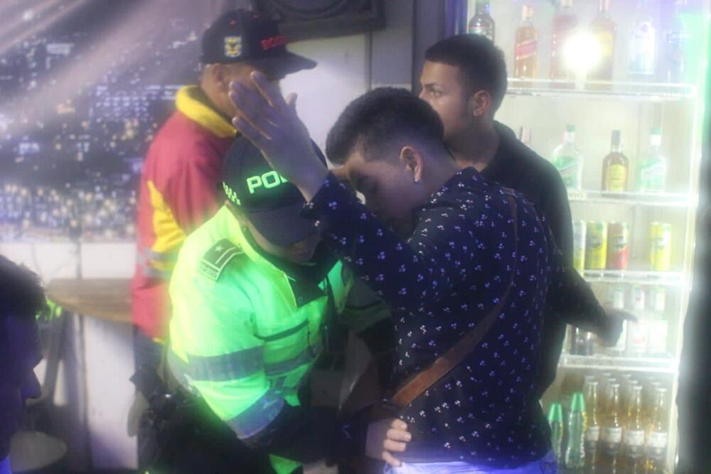 Rescatan a menores que estaban en casa de prostitución 2 Rescatan a menores que estaban en casa de prostitución Una vez más, el Comando Nocturno en Bogotá, se tomó la localidad de Ciudad Bolívar con el fin de mejorar la seguridad de la comunidad y proteger los derechos de los niños, niñas y adolescentes.