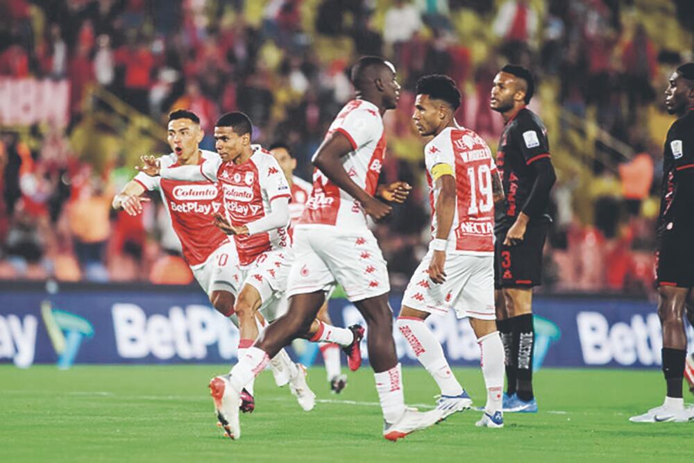 Santa Fe regresó al triunfo en La Liga 1 Santa Fe regresó al triunfo en La Liga Después de casi un mes sin sumar de a tres unidades, Santa Fe despertó y le dio esta noche a su hinchada un triunfazo de 2-0 sobre el América de Cali. El equipo 'Cardenal', además, disputó su mejor partido en lo que lleva de semestre. ¡Por fin despertó el 'León'!