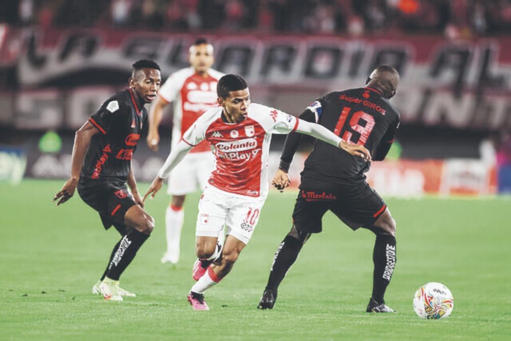 Santa Fe regresó al triunfo en La Liga Después de casi un mes sin sumar de a tres unidades, Santa Fe despertó y le dio esta noche a su hinchada un triunfazo de 2-0 sobre el América de Cali. El equipo 'Cardenal', además, disputó su mejor partido en lo que lleva de semestre. ¡Por fin despertó el 'León'!