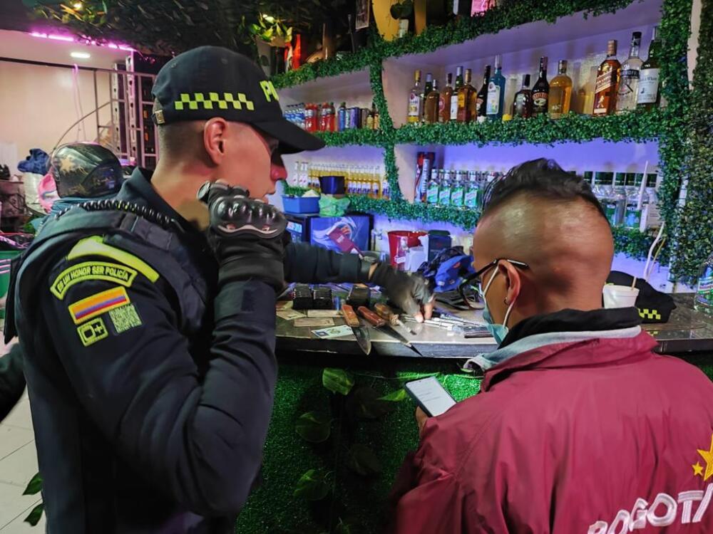Capturan a familia que vendía licor adulterado en Ciudad Bolívar 1 Capturan a familia que vendía licor adulterado en Ciudad Bolívar Durante el fin de semana, la Secretaria Distrital de seguridad, a través del Comando nocturno, capturó a cuatro integrantes de una familia dedicada a la venta de licor adulterado en la localidad de Ciudad Bolívar.