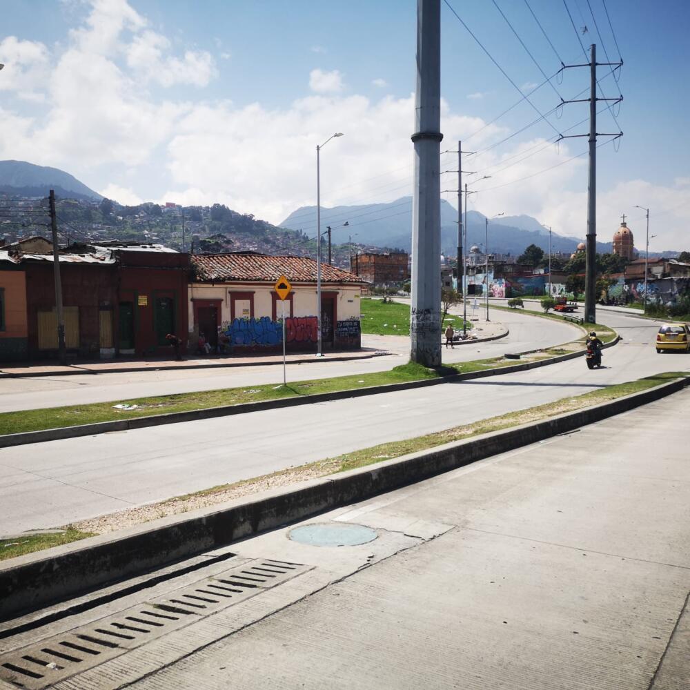 Asesinaron a 'Jhon Goteras' en Santa Fe Un terrible hecho de intolerancia se presentó en horas de la tarde de este lunes festivo en las instalaciones de la estación Bicentenario cuando un hombre, habitante de calle, tuvo un altercado con una pareja y fue asesinado.