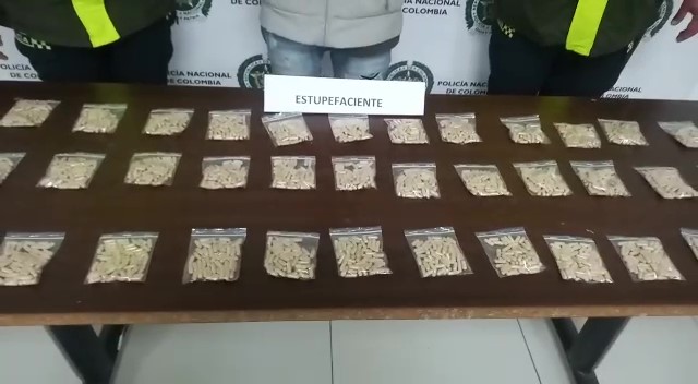 Capturan distribuidor de bazuco en Usaquén 1 Capturan distribuidor de bazuco en Usaquén Según informaron las autoridades, en el momento de la captura el hombre transitaba en vía pública portando 2.640 dosis de bazuco.