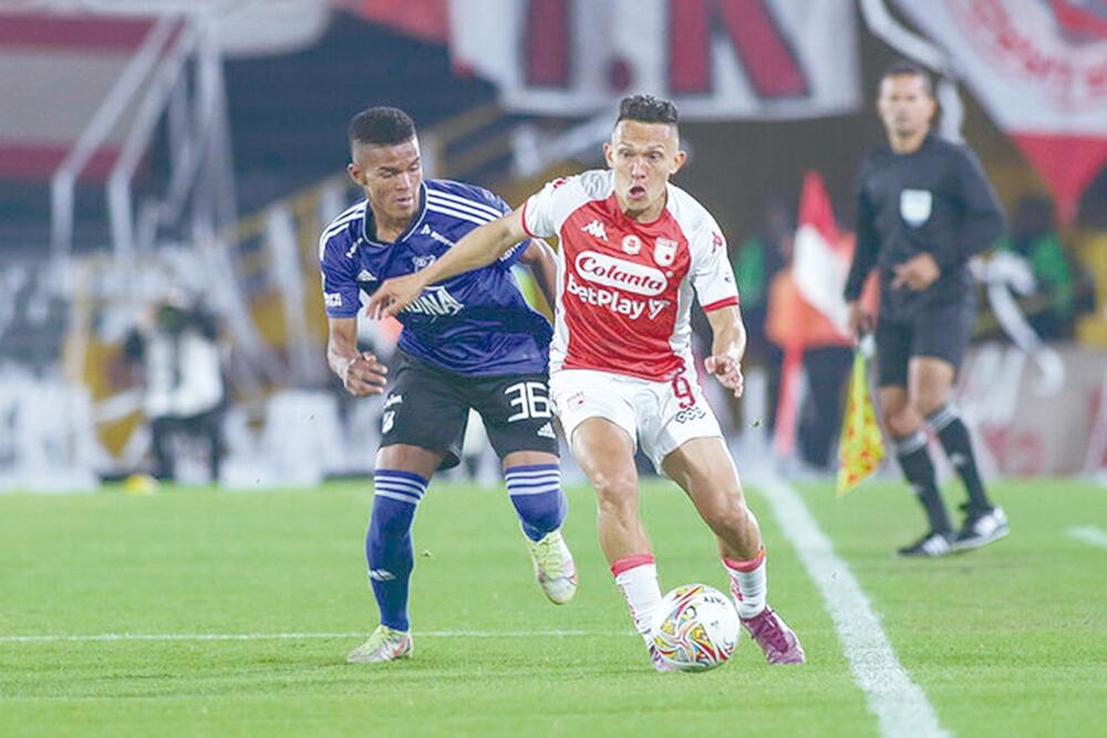 Millos celebró en el clásico ante Santa Fe 2 Millos celebró en el clásico ante Santa Fe Millonarios se quedó con el clásico 311. Anoche, en un reñido partido frente a Santa Fe, el equipo dirigido por Alberto Gamero, que jugaba de visitante, le amargó la fiesta al Rojo, en El Campín. Para el duelo Millonarios fue el equipo que llegó más golpeado, por las bajas que tenía, ante la lesión y convocatoria a selecciones de ocho jugadores. Y eso lo sintió en el arranque, pues se encontró con un Santa Fe impetuoso, que con toda la pesada se fue con toda a buscar el gol. El Rojo metió miedo con un remate de tiro libre de Fabián Sambueza, que dio contra el palo, y otra aproximación peligrosa de Wilfrido de la Rosa, que Millos defendió. Y esa falta de efectividad la pagó caro el local, pues al minuto 15 sufrió un duro golpe, cuando Mackálister Silva abrió el marcador, al aprovechar un rebote que dejó en el área el portero José Silva. El tanto del 'Capi' Azul fue una dosis de motivación para los 'Embajadores', que reaccionaron y equilibraron el trámite del balón. Además, a través de una propuesta solidaria, en la que todos los jugadores aportaron en defensa y ataque, los 'Embajadores' fueron capaces de neutralizar por varios minutos el juego ofensivo de los 'Leones'. Pero ante Santa Fe no hay que relajarse. Por eso, cuando se pensaba que Millos lo tenía a raya, el primer campeón de Colombia se puso las pilas y buscó el empate. Lo logró en el minuto 45'+3, cuando Joé Enamorado sacó un zapatazo en el área que Juanito Moreno no pudo detener. Golazo y el duelo estaba 1-1. Silva, siempre él En la segunda parte Millonarios volvió a tomar ventaja en el marcador y lo hizo apelando a su inteligencia. Sabiendo que Silva no estaba seguro entre los tres palos, Macálister volvió a aprovechar un rebote que dejó el guardameta en un tiro libre y definió en el área para poner el duelo 2-1. El tanto obligó a Santa Fe a buscar medidas urgentes para buscar nuevamente la igualdad. Así que el 'Profe' Hárold Rivera metió más jugadores en ataque: a Christian Marrugo, a Klíver Moreno, a Néyder Moreno y a Hugo Rodallega. Con ellos efectivamente el Rojazo fue más intenso en el ataque, pero poco efectivo, y eso le ayudó a Millonarios a acomodarse mejor en el campo y aguantar. Para rematar, el 'León' se quedó con 10 jugador, ante la lesión de Fabián Viáfara. Los minutos finales fueron emocionantes: Santa Fe, con todo el equipo en campo contrario, buscó de todas las formas el tanto de la iguladad; mientras que Millonarios, apeló a contragolpear y buscar el error para aumentar la diferencia. Al final el 15 veces campeón de Colombia celebró y se mantiene invicto en la Liga.