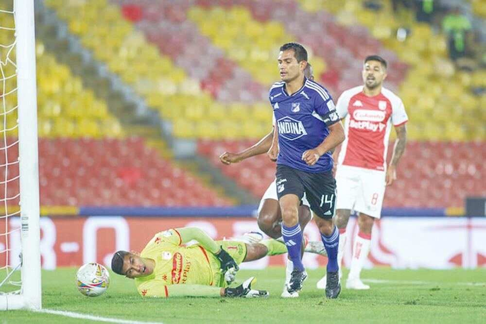 Millos celebró en el clásico ante Santa Fe 1 Millos celebró en el clásico ante Santa Fe Millonarios se quedó con el clásico 311. Anoche, en un reñido partido frente a Santa Fe, el equipo dirigido por Alberto Gamero, que jugaba de visitante, le amargó la fiesta al Rojo, en El Campín. Para el duelo Millonarios fue el equipo que llegó más golpeado, por las bajas que tenía, ante la lesión y convocatoria a selecciones de ocho jugadores. Y eso lo sintió en el arranque, pues se encontró con un Santa Fe impetuoso, que con toda la pesada se fue con toda a buscar el gol. El Rojo metió miedo con un remate de tiro libre de Fabián Sambueza, que dio contra el palo, y otra aproximación peligrosa de Wilfrido de la Rosa, que Millos defendió. Y esa falta de efectividad la pagó caro el local, pues al minuto 15 sufrió un duro golpe, cuando Mackálister Silva abrió el marcador, al aprovechar un rebote que dejó en el área el portero José Silva. El tanto del 'Capi' Azul fue una dosis de motivación para los 'Embajadores', que reaccionaron y equilibraron el trámite del balón. Además, a través de una propuesta solidaria, en la que todos los jugadores aportaron en defensa y ataque, los 'Embajadores' fueron capaces de neutralizar por varios minutos el juego ofensivo de los 'Leones'. Pero ante Santa Fe no hay que relajarse. Por eso, cuando se pensaba que Millos lo tenía a raya, el primer campeón de Colombia se puso las pilas y buscó el empate. Lo logró en el minuto 45'+3, cuando Joé Enamorado sacó un zapatazo en el área que Juanito Moreno no pudo detener. Golazo y el duelo estaba 1-1. Silva, siempre él En la segunda parte Millonarios volvió a tomar ventaja en el marcador y lo hizo apelando a su inteligencia. Sabiendo que Silva no estaba seguro entre los tres palos, Macálister volvió a aprovechar un rebote que dejó el guardameta en un tiro libre y definió en el área para poner el duelo 2-1. El tanto obligó a Santa Fe a buscar medidas urgentes para buscar nuevamente la igualdad. Así que el 'Profe' Hárold Rivera metió más jugadores en ataque: a Christian Marrugo, a Klíver Moreno, a Néyder Moreno y a Hugo Rodallega. Con ellos efectivamente el Rojazo fue más intenso en el ataque, pero poco efectivo, y eso le ayudó a Millonarios a acomodarse mejor en el campo y aguantar. Para rematar, el 'León' se quedó con 10 jugador, ante la lesión de Fabián Viáfara. Los minutos finales fueron emocionantes: Santa Fe, con todo el equipo en campo contrario, buscó de todas las formas el tanto de la iguladad; mientras que Millonarios, apeló a contragolpear y buscar el error para aumentar la diferencia. Al final el 15 veces campeón de Colombia celebró y se mantiene invicto en la Liga.
