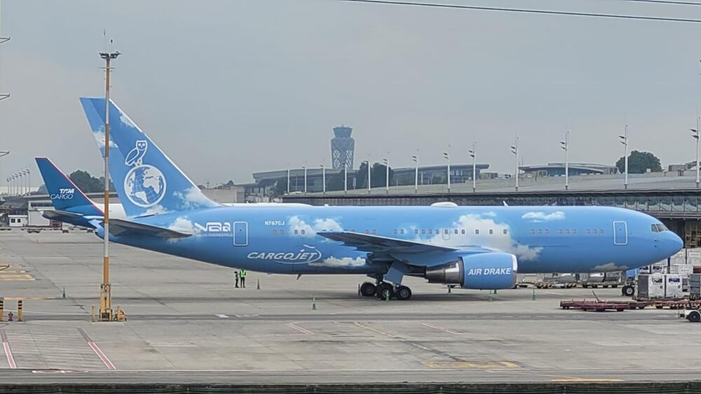 ¡Está en El Dorado! El sorprendente avión del rapero Drake La visita de Aubrey Drake Graham, el reconocido rapero Drake, a Bogotá ha acaparado la atención no solo de sus fans, sino de muchos ciudadanos que lo reconocen, tanto así que su primera publicación fue tendencia nacional, pues compartió una foto subido en un TransMilenio la noche de este jueves.