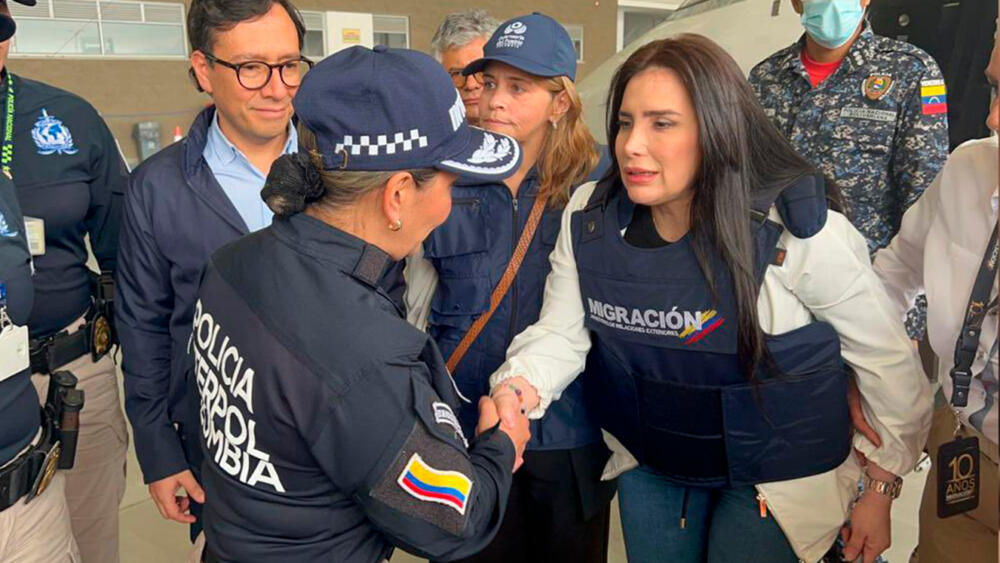 FOTOS: Aída Merlano ya aterrizó en Colombia 6 FOTOS: Aída Merlano ya aterrizó en Colombia La excongresista Aída Merlano quien llevaba tres años prófuga de la justicia en Venezuela, país al que huyó después de fugarse de la custodia del Inpec en una cita odontológica en octubre de 2019, aterrizó en los últimos minutos en el aeropuerto Eldorado de Bogotá, luego de ser deportada de ese país.