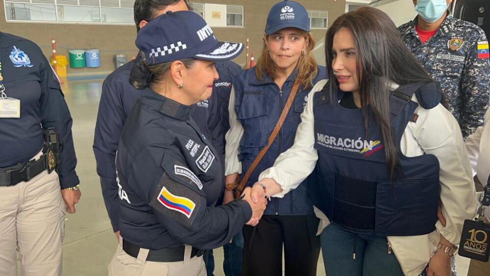 FOTOS: Aída Merlano ya aterrizó en Colombia 1 FOTOS: Aída Merlano ya aterrizó en Colombia La excongresista Aída Merlano quien llevaba tres años prófuga de la justicia en Venezuela, país al que huyó después de fugarse de la custodia del Inpec en una cita odontológica en octubre de 2019, aterrizó en los últimos minutos en el aeropuerto Eldorado de Bogotá, luego de ser deportada de ese país.