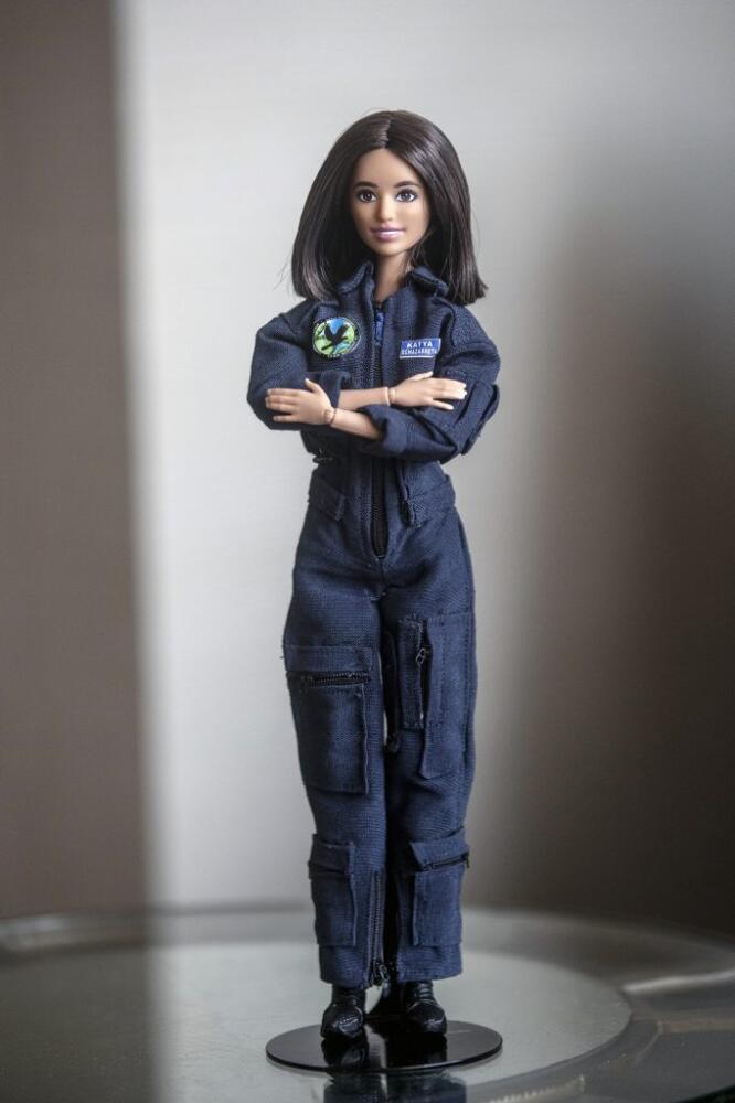 La Barbie astronauta sí existe y es inspirada en una mujer latina 3 La Barbie astronauta sí existe y es inspirada en una mujer latina Katya Echazarreta es una astronauta mexica que sirvió como inspiración a la marca Mattel para crear una Barbie como reconocimiento a las “mujeres que rompen los límites”.