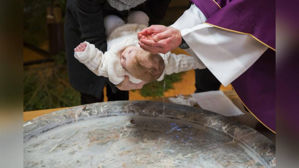 Iglesia católica le dice ‘chao’ a los padrinos en los bautizos Aunque la figura de los padrinos es algo que se lleva muy arraigado en los creyentes católicos que van a ser padres, la Iglesia informó que esta tradición será suspendida.