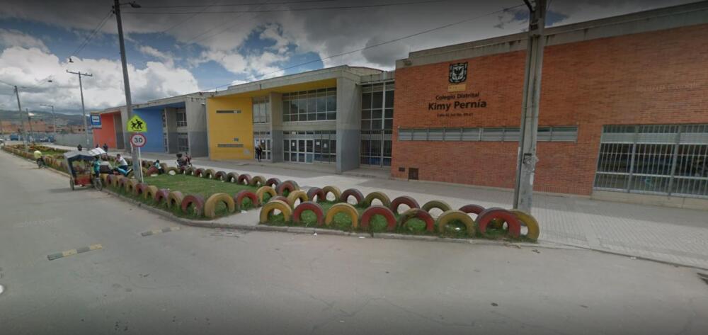 Denuncian abuso a niña de 9 años en colegio de Bosa 2 Denuncian abuso a niña de 9 años en colegio de Bosa Una gravísima denuncia que involucra a una niña de 9 años, estudiante de un colegio distrital y que fue víctima de abuso sexual dentro de la institución, salió a la luz pública en las últimas horas. La familia de la menor agredida asegura que ya tiene identificado al agresor, quien sería otro alumno de 13 años de la misma institución, con quien la víctima comparte la misma jornada académica.