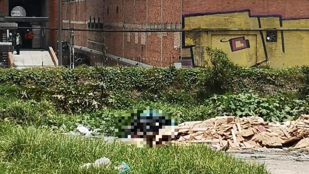 Macabro hallazgo de cuerpo embolsado cerca al Hospital de Meissen 1 Macabro hallazgo de cuerpo embolsado cerca al Hospital de Meissen Un cuerpo embolsado fue hallado en el barrio La Playa de Ciudad Bolívar. El cadáver presentaba signos de violencia y fue la misma comunidad quien alertó del macabro hallazgo cerca al Hospital de Meissen.