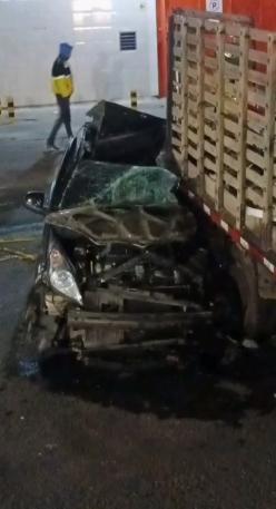 En fatales accidentes murieron dos personas al occidente de Bogotá En la madrugada de este miércoles se presentó un caos vehícular al occidente de la capital, debido a dos aparatosos accidente en el que murieron dos personas.