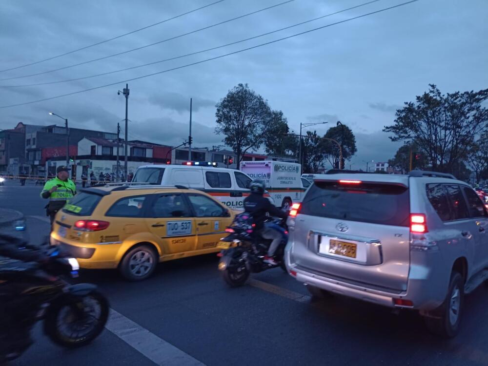 En fatales accidentes murieron dos personas al occidente de Bogotá En la madrugada de este miércoles se presentó un caos vehícular al occidente de la capital, debido a dos aparatosos accidente en el que murieron dos personas.