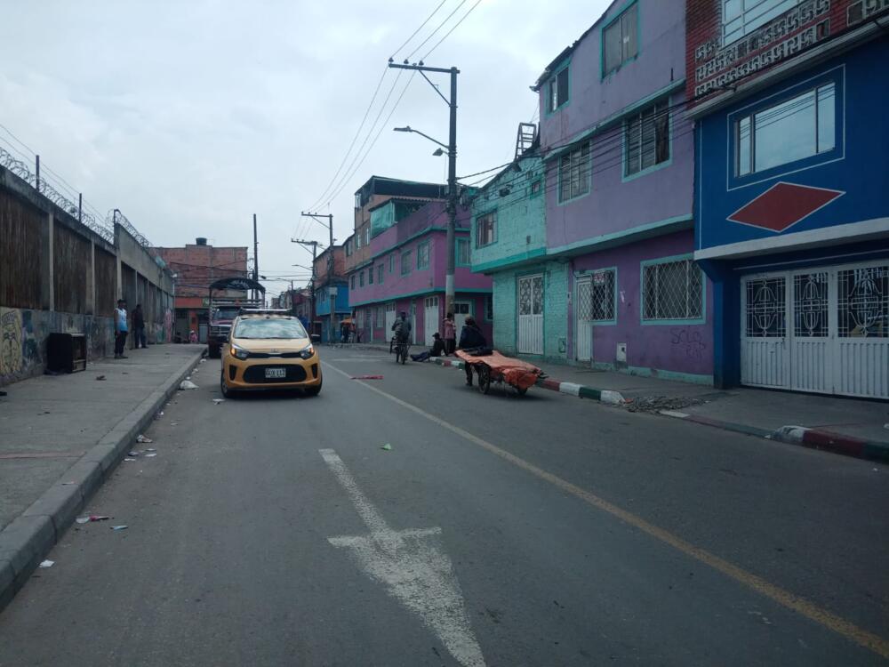 Hallan cadáver en casa del María Paz En una casa ubicada en el barrio María Paz, en cercanías de Corabastos, la noche de este miércoles el cadáver de un hombre de 72 años fue hallado dentro de la vivienda donde residía. El cuerpo tenía señales de violencia. Esta es la historia…