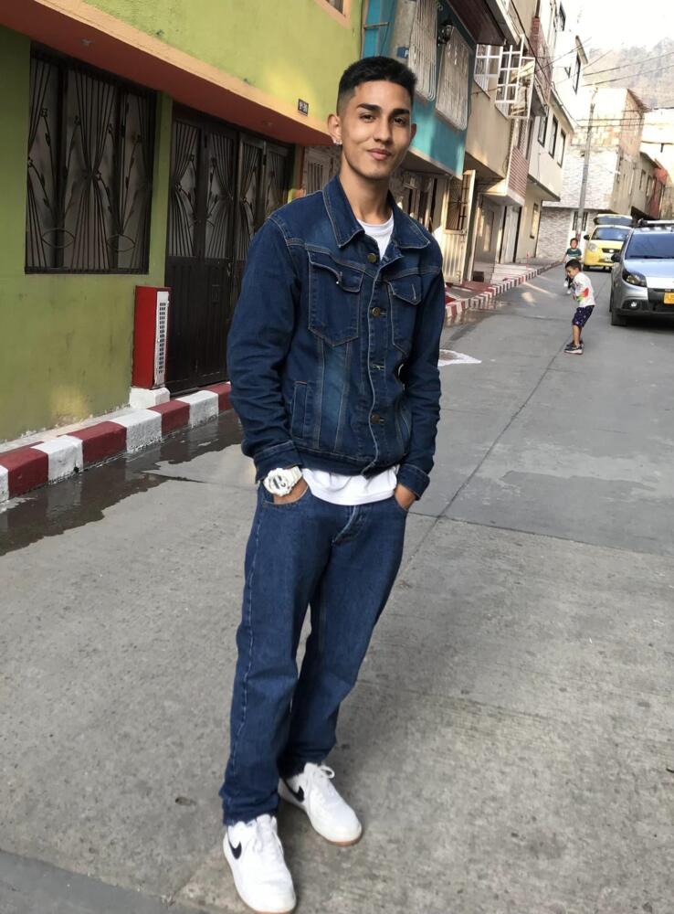 Luto tras infame ataque a bala en Usme Un joven de 21 años resultó víctima de uno de los disparos que realizaron sujetos que llegaron en un auto hasta una cuadra del barrio Santa Marta (Usme).