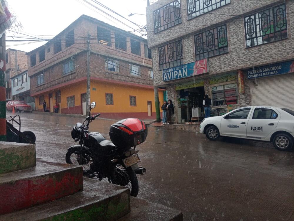 Luto tras infame ataque a bala en Usme Un joven de 21 años resultó víctima de uno de los disparos que realizaron sujetos que llegaron en un auto hasta una cuadra del barrio Santa Marta (Usme).