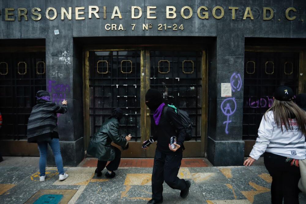 Marchas del Día de la Mujer terminan en vandalismo A esta hora se registran varios desmanes en diferentes puntos del centro de la capital por cuenta de varios colectivos de mujeres que, en conmemoración al Día Internacional de la Mujer, salieron a marchar en contra de la violencia de género y de la violación de sus derechos.