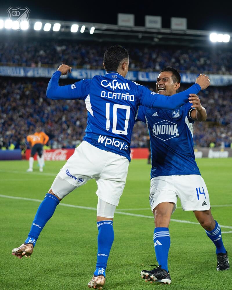 Sufrida victoria de Millos lo clasificó en la Libertadores El objetivo de avanzar a la fase de grupos de la Copa Libertadores está más cerca de cumplirse para Millonarios. Esta noche, en un reñido y emocionante partido frente a la Universidad Católica de Ecuador, el cuadro capitalino se repuso de estar abajo en el marcador y con dos golazos de Leonardo Castro y Daniel Cataño remontó, ganó 2-1 y avanzó a la tercera fase preliminar del torneo.