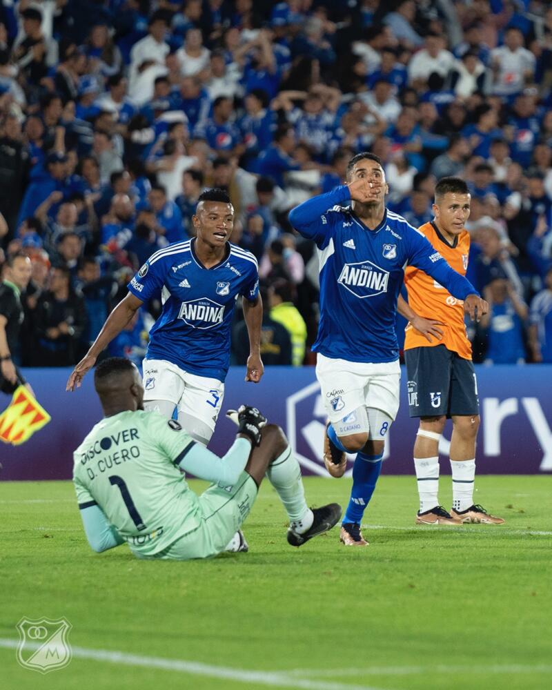 Sufrida victoria de Millos lo clasificó en la Libertadores 2 Sufrida victoria de Millos lo clasificó en la Libertadores El objetivo de avanzar a la fase de grupos de la Copa Libertadores está más cerca de cumplirse para Millonarios. Esta noche, en un reñido y emocionante partido frente a la Universidad Católica de Ecuador, el cuadro capitalino se repuso de estar abajo en el marcador y con dos golazos de Leonardo Castro y Daniel Cataño remontó, ganó 2-1 y avanzó a la tercera fase preliminar del torneo.