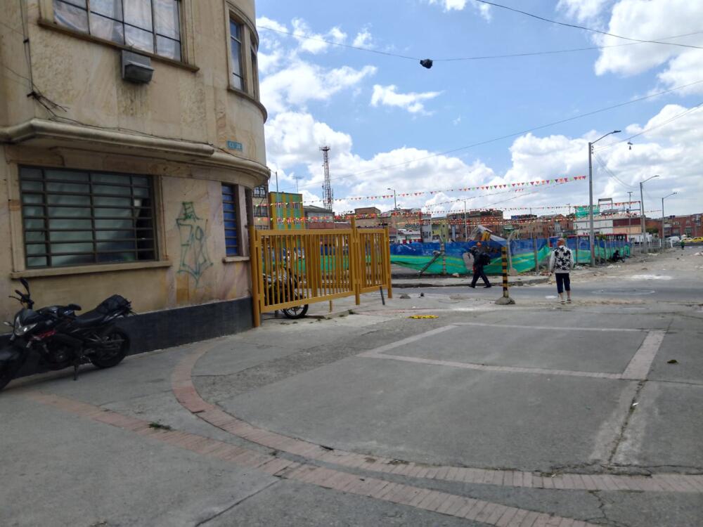 Mujer fue asesinada a puñal en el centro Acá nos enteramos porque escuchamos ese alboroto tan bravo que se armó, como antes de las 10 p. m. Esta zona siempre es brava y, aunque suene feo, de alguna manera ya nos acostumbramos a que ese tipo de cosas pasen seguido acá en el barrio. No me pregunte cómo, pero uno se acostumbra a eso. Nosotros escuchamos sirenas y gente pidiendo ayuda, salimos a ver qué pasaba y vimos a varias peladas rodeando a otra que estaba herida.