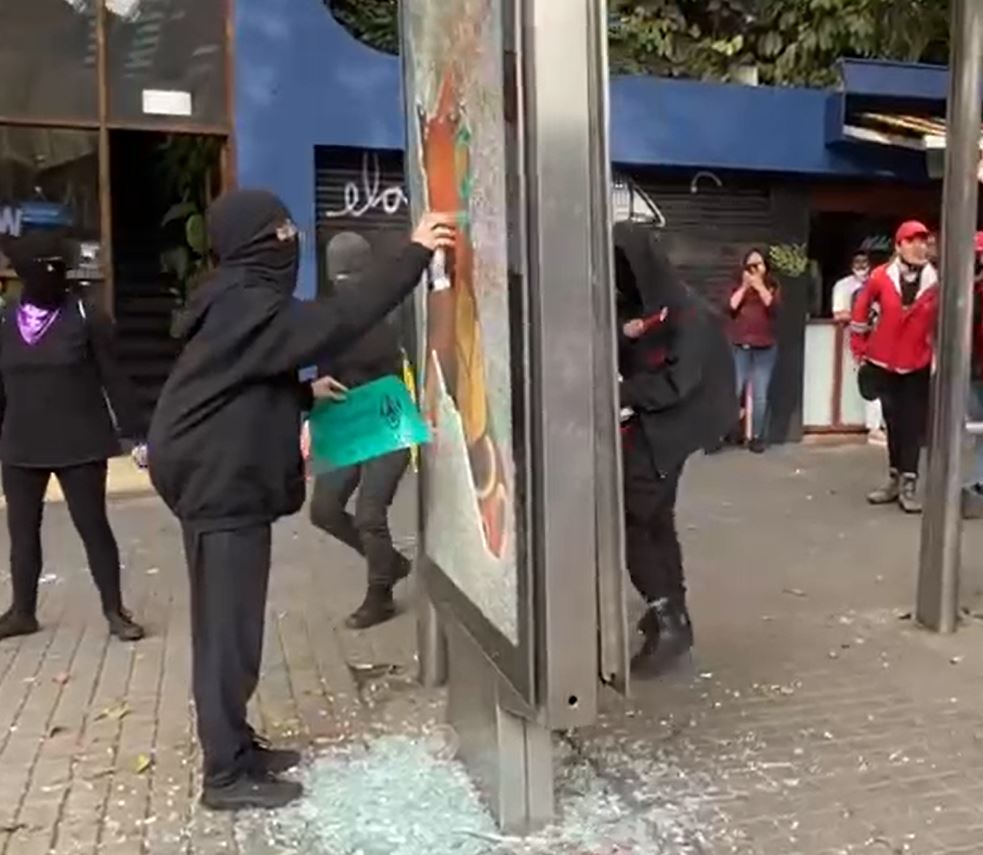Marchas del Día de la Mujer terminan en vandalismo 1 Marchas del Día de la Mujer terminan en vandalismo A esta hora se registran varios desmanes en diferentes puntos del centro de la capital por cuenta de varios colectivos de mujeres que, en conmemoración al Día Internacional de la Mujer, salieron a marchar en contra de la violencia de género y de la violación de sus derechos.