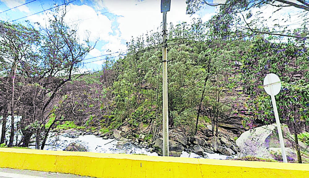 Rescatan dos cadáveres en El Muña Los vecinos de la represa fueron, como en ocasiones anteriores, los que avistaron un cadáver flotando. En un principio pensaron que se trataba de otra cosa, un tronco, una prenda de vestir o algún escombro. Pero no, la verdad de quien arrojó ese cuerpo al agua, la cual quería evitar a toda costa, se manifestó en forma de muerte y salió a flote.
