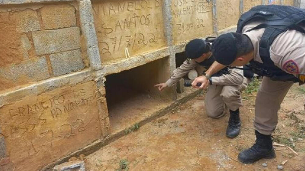 ¡De no creer! Rescatan a una mujer enterrada viva en una tumba 2 ¡De no creer! Rescatan a una mujer enterrada viva en una tumba Una mujer de 36 años fue rescatada con vida dentro de una tumba de cementerio en Brasil, donde estuvo encerrada durante unas diez horas.
