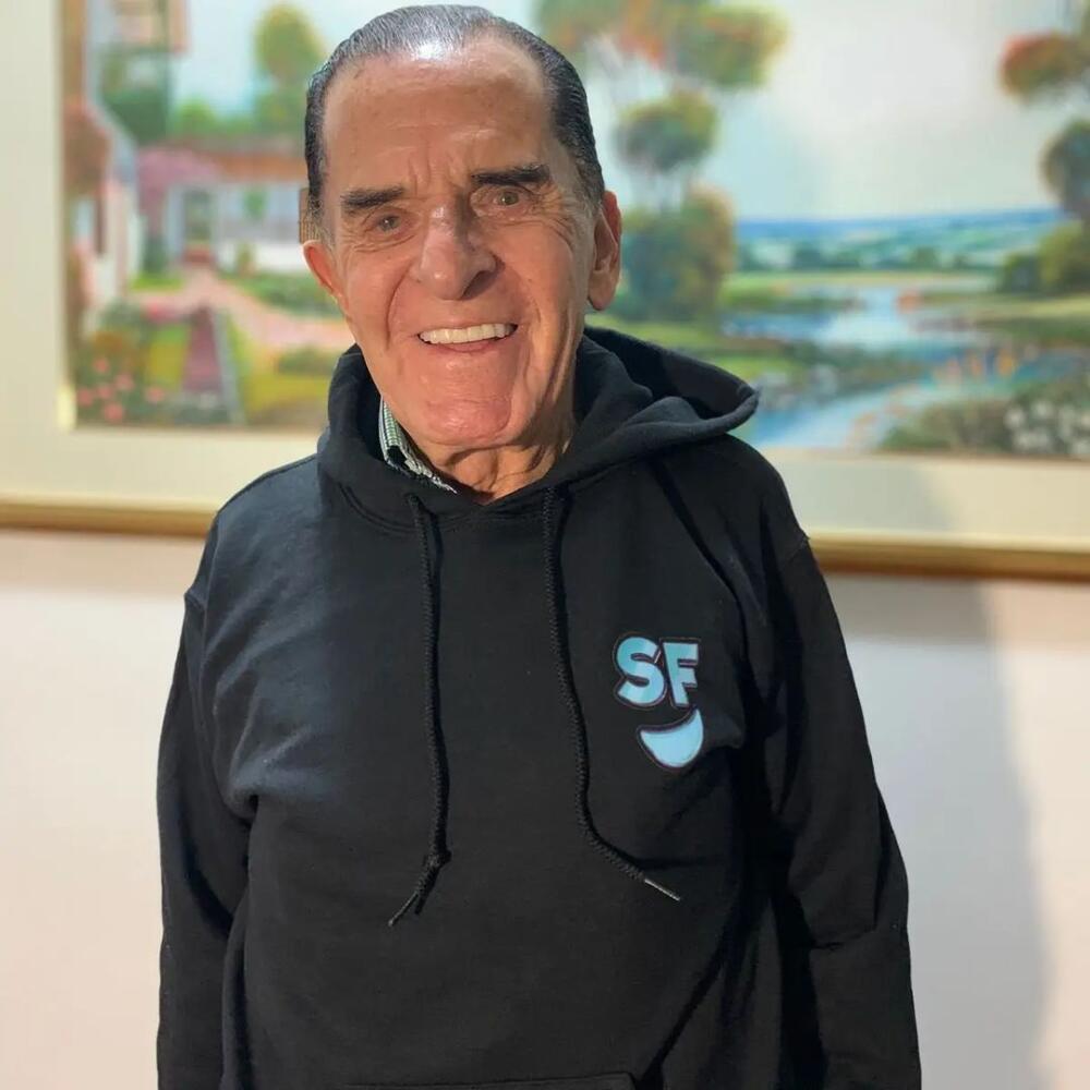 Famoso humorista de Sábados Felices se casó con mujer 40 años menor Un reconocido humorista del programa Sábados Felices, sorprendió con su relación y aún más con el hecho de ser padre a tan avanzada edad.