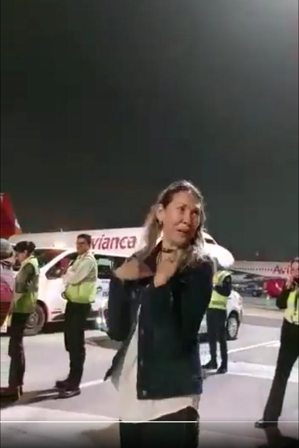¡Indignante! Supuesta esposa de militar humilló a un policía En las últimas horas un video ha causado gran polémica y revuelo en las redes sociales, debido al trato humillante y despectivo que usó una mujer para referirse a un policía.