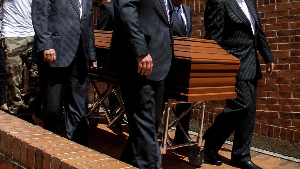 ¡Insólito! un hombre fingió su funeral y salió en plena ceremonia Un adulto mayor decidió armar todo un show para hacer un montaje de su funeral.