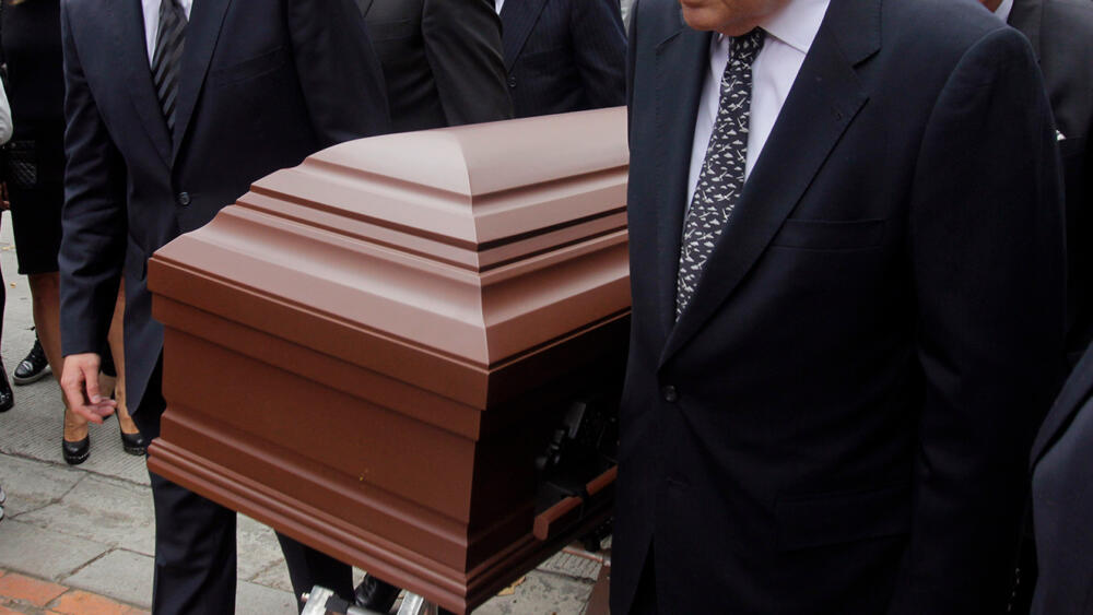 ¡Insólito! un hombre fingió su funeral y salió en plena ceremonia Un adulto mayor decidió armar todo un show para hacer un montaje de su funeral.