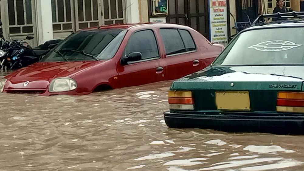 ¡Calles como ríos! Emergencia en La Calera por cuenta de las fuertes lluvias Por las fuertes lluvias que se han presentado en las últimas horas varias vías quedaron cerradas, una de ellas la vía entre Bogotá y La Calera.