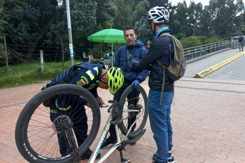 ¿Aún no ha registrado su bici? Atento con estos puntos para que lo haga Con el fin de recuperar fácilmente su bici en caso de hurto, el Distrito habilitó varios puntos para que registre su vehículo de dos ruedas cerca a su domicilio. Lo puede hacer el primer día hábil de cada semana de 7:00 a. m. a 4:30 p. m. y jueves de 8:00 a. m. a 4:30 p. m. en los siguientes puntos:
