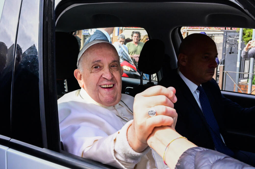 El papa Francisco salió del hospital 1 El papa Francisco salió del hospital El Papa salió en horas de la mañana del hospital de Roma Gemelli, tras cuatro días ingresado por una bronquitis. Al bajarse del vehículo saludó a un grupo de periodistas que estaban esperándolo y le preguntaron cómo se encontraba. El pontífice exclamó ante ellos: "Sigo todavía vivo".