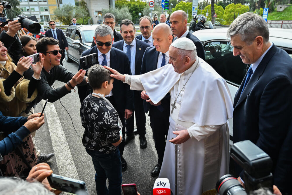 El papa Francisco salió del hospital 2 El papa Francisco salió del hospital El Papa salió en horas de la mañana del hospital de Roma Gemelli, tras cuatro días ingresado por una bronquitis. Al bajarse del vehículo saludó a un grupo de periodistas que estaban esperándolo y le preguntaron cómo se encontraba. El pontífice exclamó ante ellos: "Sigo todavía vivo".