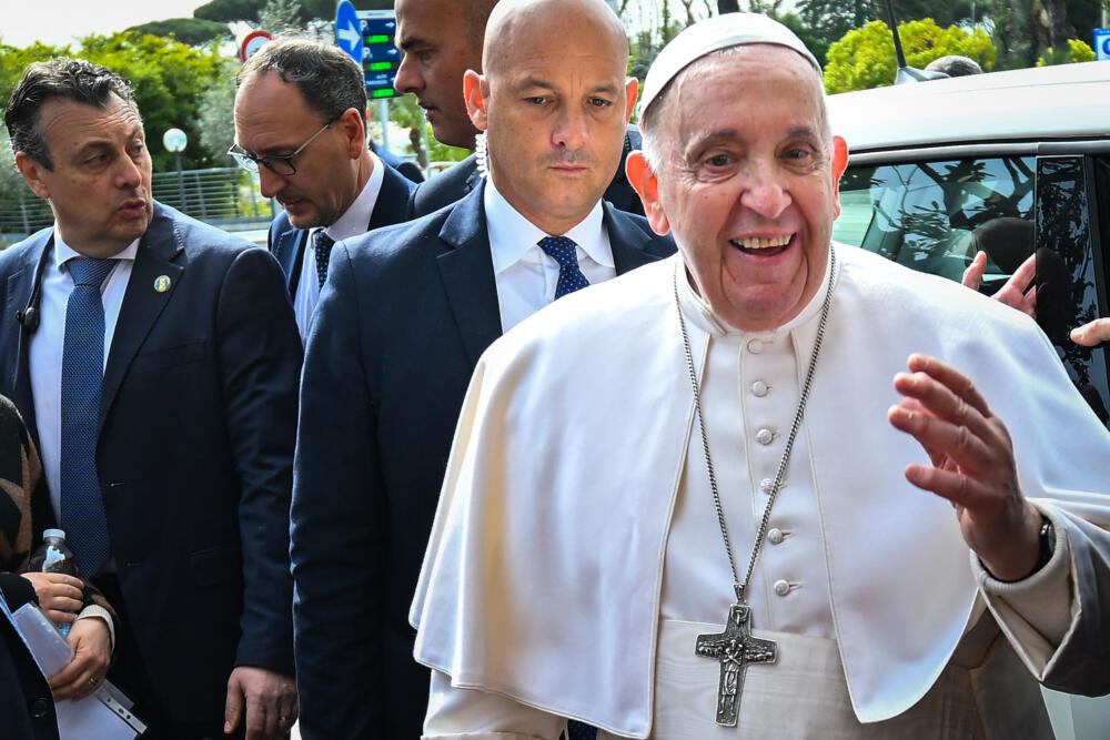 El papa Francisco salió del hospital 1 El papa Francisco salió del hospital El Papa salió en horas de la mañana del hospital de Roma Gemelli, tras cuatro días ingresado por una bronquitis. Al bajarse del vehículo saludó a un grupo de periodistas que estaban esperándolo y le preguntaron cómo se encontraba. El pontífice exclamó ante ellos: "Sigo todavía vivo".