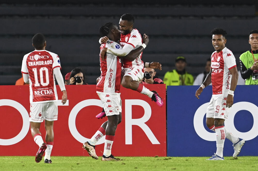 Rodallega le da triunfo agónico a Santa Fe sobre Gimnasia Esgrima, en la Sudamericana En el último suspiro Santa Fe logró su primera victoria en la Copa Sudamericana. El conjunto 'Cardenal' venció 2-1 a Gimnasia Esgrima de La Plata (Argentina), en El Campín, y es parcialmente líder del grupo G con cuatro unidades.