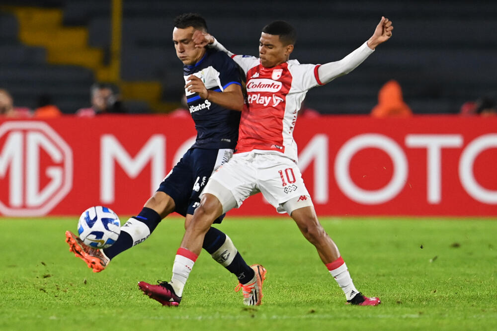 Rodallega le da triunfo agónico a Santa Fe sobre Gimnasia Esgrima, en la Sudamericana 1 Rodallega le da triunfo agónico a Santa Fe sobre Gimnasia Esgrima, en la Sudamericana En el último suspiro Santa Fe logró su primera victoria en la Copa Sudamericana. El conjunto 'Cardenal' venció 2-1 a Gimnasia Esgrima de La Plata (Argentina), en El Campín, y es parcialmente líder del grupo G con cuatro unidades.