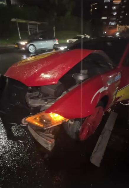 A Westcol le estrellaron su lujoso carro del Rayo McQueen Parece ser que el reconocido creador de contenido Westcol está pasando por una racha de mala suerte, y es que después de que haberse metido en una polémica por sus declaraciones en contra de la comunidad LGBTIQ+ y de la ciudad de Ibagué, las malas noticias no le dieron tregua, pues su carro favorito, que está decorado como si fuera el famosísimo Rayo McQueen, se vio involucrado en un accidente de tránsito en Medellín.