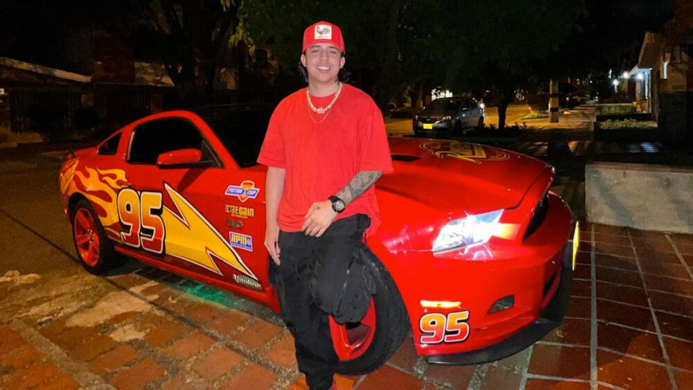 A Westcol le estrellaron su lujoso carro del Rayo McQueen 4 A Westcol le estrellaron su lujoso carro del Rayo McQueen Parece ser que el reconocido creador de contenido Westcol está pasando por una racha de mala suerte, y es que después de que haberse metido en una polémica por sus declaraciones en contra de la comunidad LGBTIQ+ y de la ciudad de Ibagué, las malas noticias no le dieron tregua, pues su carro favorito, que está decorado como si fuera el famosísimo Rayo McQueen, se vio involucrado en un accidente de tránsito en Medellín.