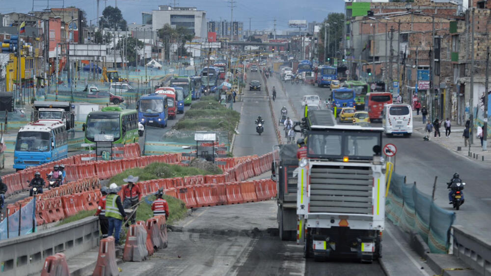 En imágenes: arrancaron las obras y el caos en el puente de Venecia Arrancó el cierre total del puente de Venecia por el inicio de las obras de la nueva troncal de Transmilenio por la Avenida 68. 52 mil vehículos que utilizaban este puente tendrán que usar vías alternas.