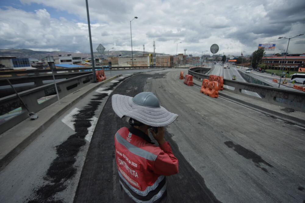 En imágenes: arrancaron las obras y el caos en el puente de Venecia Arrancó el cierre total del puente de Venecia por el inicio de las obras de la nueva troncal de Transmilenio por la Avenida 68. 52 mil vehículos que utilizaban este puente tendrán que usar vías alternas.