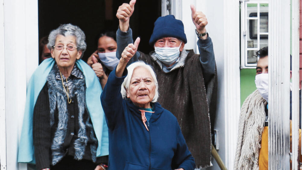Abuelitos tienen derecho a cuota alimentaria Los colombianos ya no podrán hacerse los locos con sus progenitores y abandonarlos a su suerte, pues el Código Civil Colombiano establece en el artículo 251 que el hijo “queda siempre obligado a cuidar de los padres en su ancianidad, en el estado de demencia, y en todas las circunstancias de la vida en que necesitaren sus auxilios”.