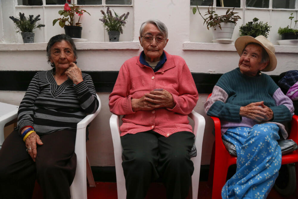 Abuelitos tienen derecho a cuota alimentaria Los colombianos ya no podrán hacerse los locos con sus progenitores y abandonarlos a su suerte, pues el Código Civil Colombiano establece en el artículo 251 que el hijo “queda siempre obligado a cuidar de los padres en su ancianidad, en el estado de demencia, y en todas las circunstancias de la vida en que necesitaren sus auxilios”.