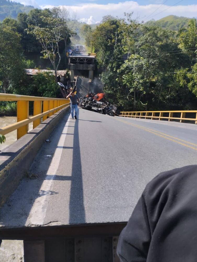 40% de los puentes en Colombia se encuentran deteriorados: MinTransporte 2 40% de los puentes en Colombia se encuentran deteriorados: MinTransporte MinTransporte indicó que el 40 por ciento de los puentes en el país se encuentran deteriorados, lo que deja un panorama preocupante para el Gobierno Nacional.