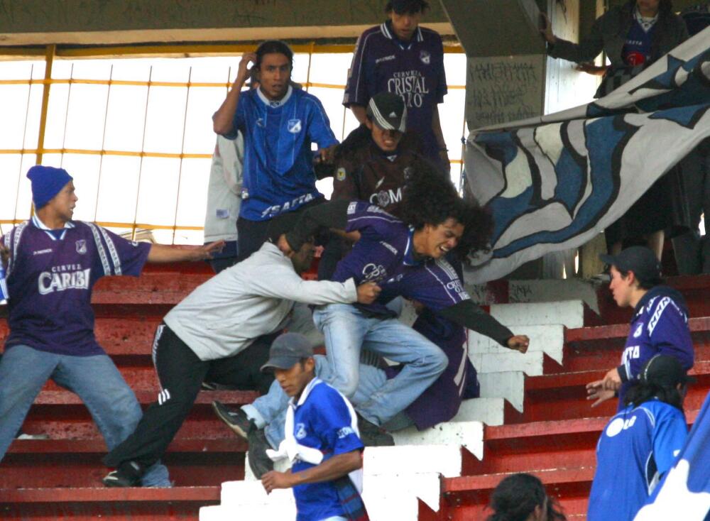 Alcaldía de Bogotá está en contra de las mallas en los estadios Frente a los recientes problemas de orden público que se han presentado durante los encuentros del fútbol profesional colombiano, la Dimayor le propuso al Gobierno nacional que se instalaran unas mallas en todos los estadios del país, para evitar que algunos aficionados salten a las canchas para agredir a los jugadores o a los hichas del equipo rival.