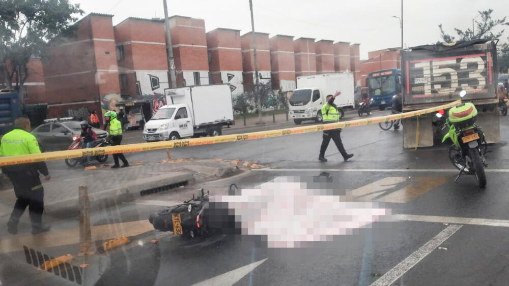 Aparatoso accidente de tránsito cobró la vida de un motociclista en Bosa Sobre la mañana de hoy, miércoles, un trágico accidente de tránsito cobró la vida de un joven que se movilizaba en una motocicleta a la altura de la Av. Bosa con Av. Guayacanes.