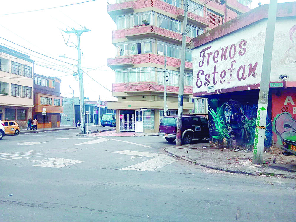 Apareció cadáver en el 'Sanber' La mañana de este jueves en el corazón del barrio San Bernardo, en la localidad de Santa Fe, apareció un nuevo cuerpo sin vida abandonado en una esquina. De acuerdo con vecinos y trabajadores de la zona, el cadáver se encontraba envuelto entre papeles y material de reciclaje y fue hallado por los vecinos que más temprano empiezan su jornada, cerca de las 5 de la mañana.